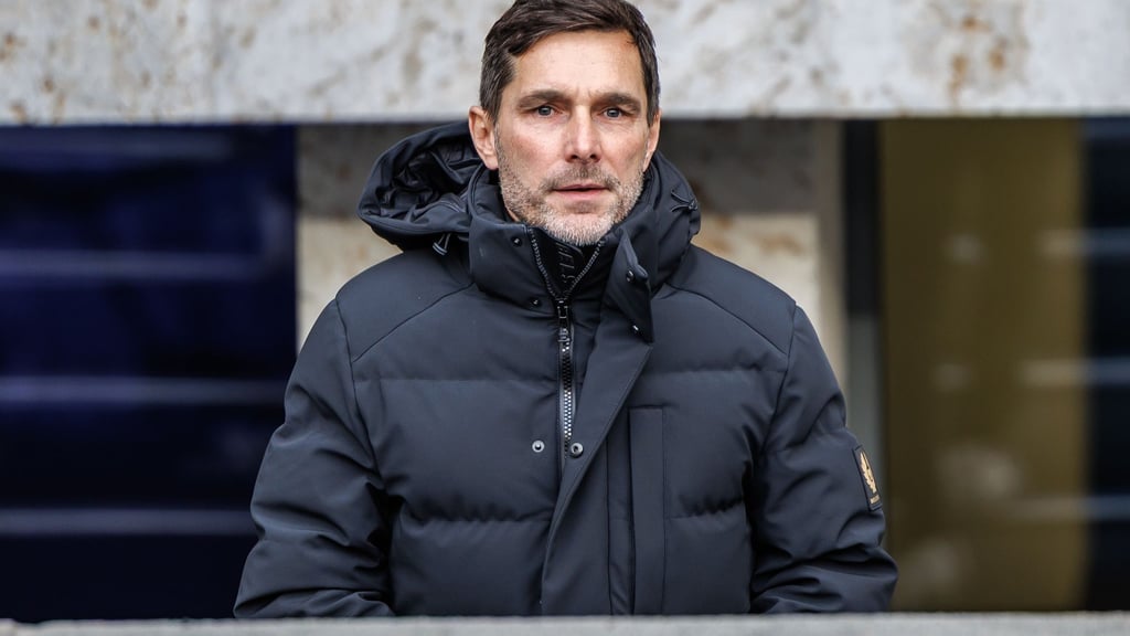 Hertha-Trainer Stefan Leitl sitzt nach seiner Sperre am Sonntag gegen Paderborn wieder auf der Bank