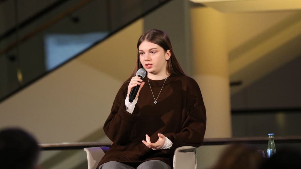 Die aus der Deportation zurückgekehrte Ukrainerin Valeriia Sydorova spricht im Niedersächsischen Landtag. (Handout)