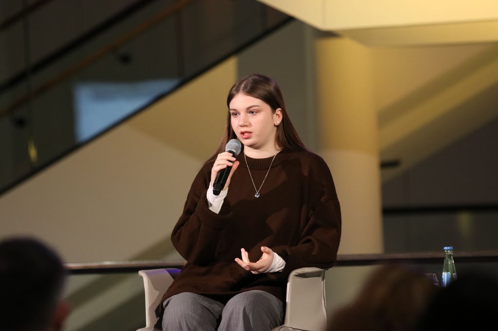 Die aus der Deportation zurückgekehrte Ukrainerin Valeriia Sydorova spricht im Niedersächsischen Landtag. (Handout)