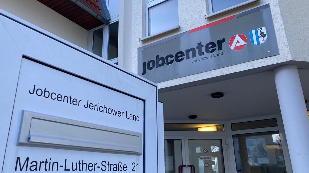 Blick auf die Geschäftsstelle vom Jobcenter Jerichower Land an der Martin-Luther-Straße in Burg.