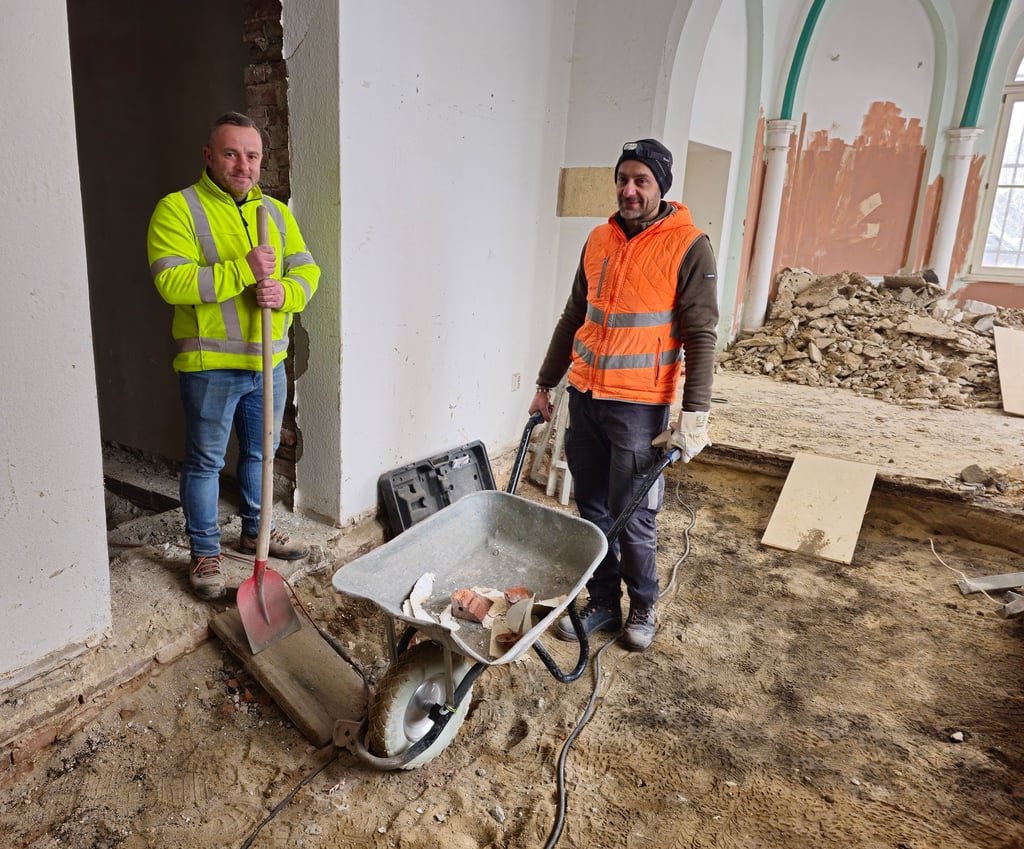 Peter Dosa (rechts) und Richard Krizsanyik sind derzeit mit dem Entkernen des Bahnhofsgebäudes beschäftigt.