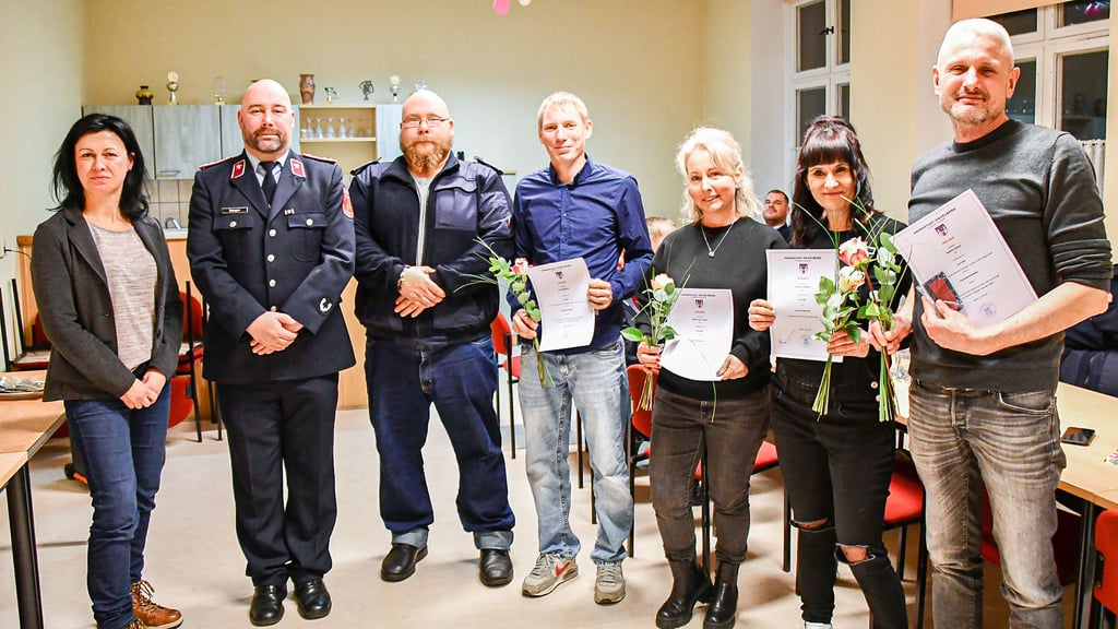 Roberto Kleiner, Susanne Gebhardt, Mandy Falk-Kleiner und Bert Mangelsdorf (von rechts) sind neu in der  Ortsfeuerwehr Jederitz. Jenny Wolff, Christian Schaper und Chris Pommerening (von links) hießen sie offiziell willkommen und wünschten eine gute Zusammenarbeit. 