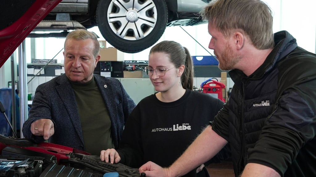 Autohaus Liebe ist einer der Top Ausbildungsbetriebe der Handwerkskammer Halle im Jahr 2025. Chef Thomas Peckruhn (links) erklärt Azubi Lisa Wittig Details. 