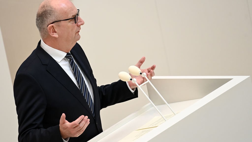 Brandenburgs Ministerpräsident Dietmar Woidke (SPD) hält die Lage der Bevölkerung in der Ukraine für zunehmend schwierig (Archivbild).