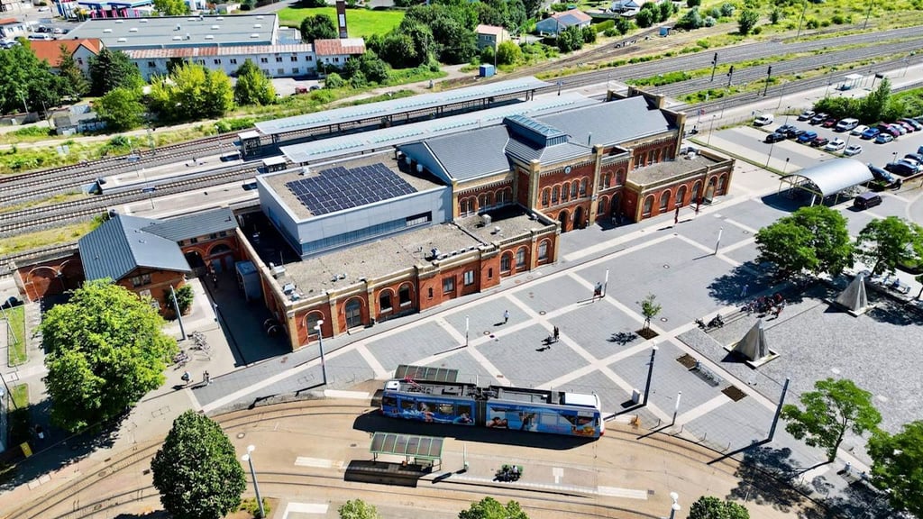 Blick auf  den Bahnhofsvorplatz und den Bahnhof in Halberstadt: Der Vorplatz ist komplett zugepflastert. Das soll sich ändern. 