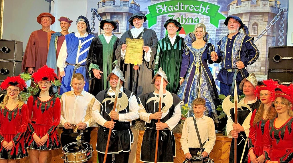 Schlag Mitternacht gedenken die geladenen Gäste des Festaktes der Verleihung des Stadtrechtes für Zahna vor 700 Jahren und läuten damit das Jubiläumsjahr mit vielen Veranstaltungen ein. 