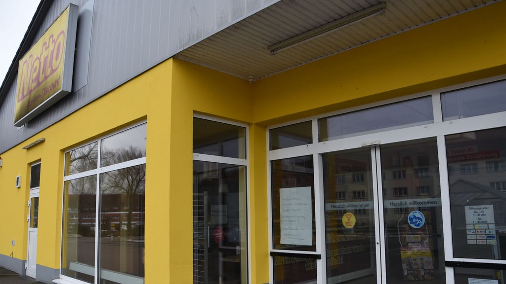 Am Eingang zum Netto-Markt hängt ein handgeschriebener Aushang.