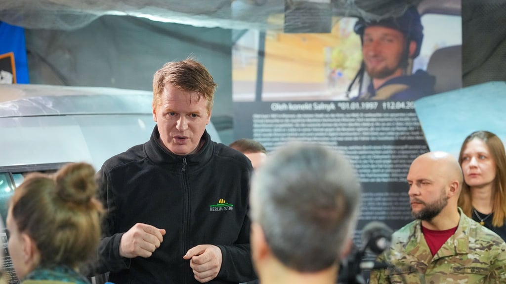 Museumsdirektor Enno Lenze (l) spricht während der Pressekonferenz zur Eröffnung des Ukraine Museums im Berlin Story Bunker.
