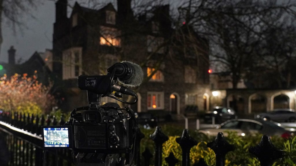 Die Polizei hat Mandelson im Zusammenhang mit seinen Beziehungen zu Epstein verhaftet.