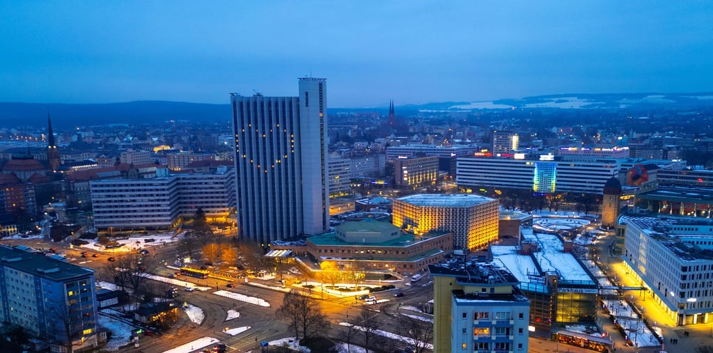 Das Chemnitzer Congress Hotel prägt seit den 1970er Jahren das Stadtbild. Doch hat das rund 100 Meter hohe Gebäude eine Zukunft als Hotel? (Archivbild)