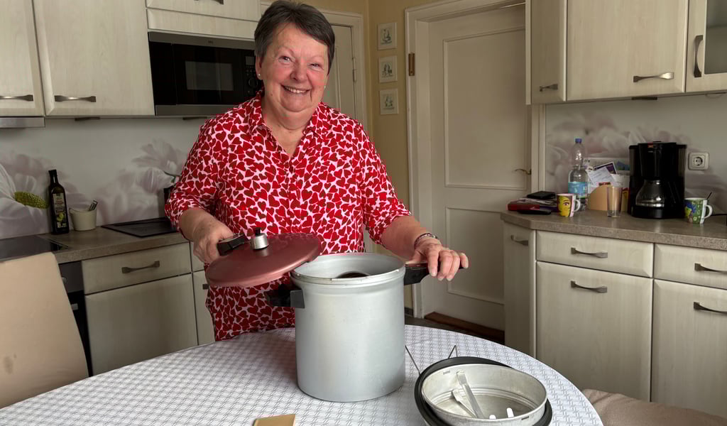 Christa Köppe mit dem Foron SKT 78 - der Schnellkochtopf ist seit 1977 im Bestand der Familie und leistet in Burg immer noch seinen Dienst. 