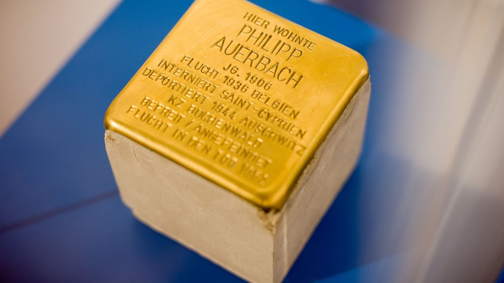 Reproduktion eines Stolpersteins für den Auschwitz-Überlebenden Philipp Auerbach.
