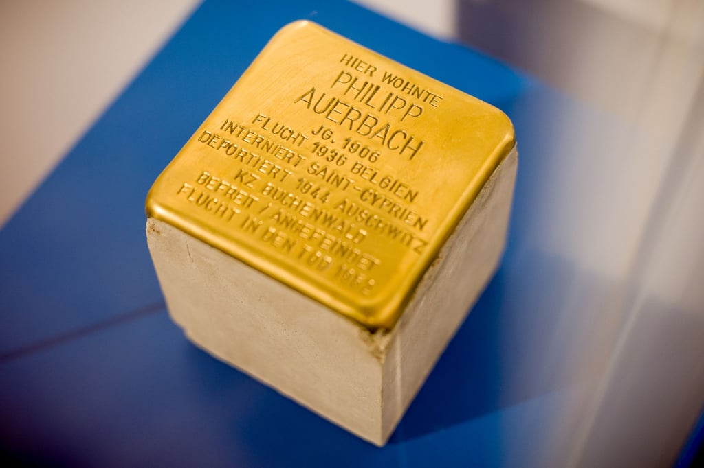 Reproduktion eines Stolpersteins für den Auschwitz-Überlebenden Philipp Auerbach.