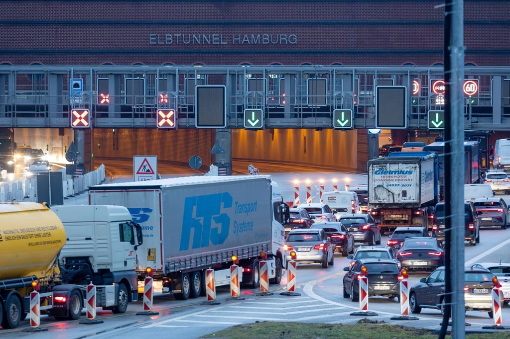 Laut Autobahn GmbH fahren im Schnitt täglich mehr als 120.000 Fahrzeuge durch den Elbtunnel.