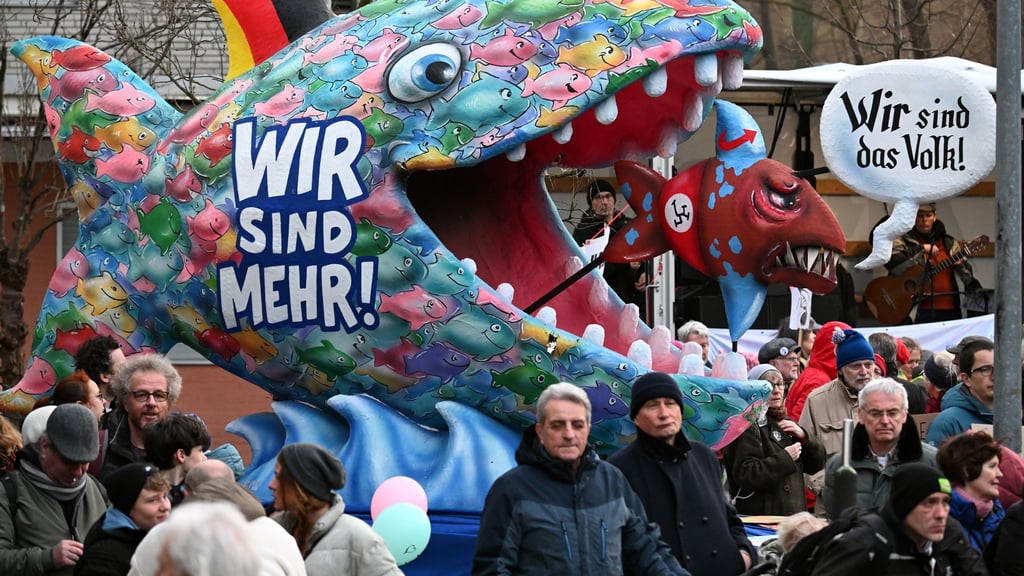 Auch mit einer Anti-AfD-Plastik des Düsseldorfer Karnevalswagenbauers Jacques Tilly wurde im Stadtteil Garath gegen einen Auftritt des Thüringer AfD-Landesparteichefs Björn Höcke demonstriert.