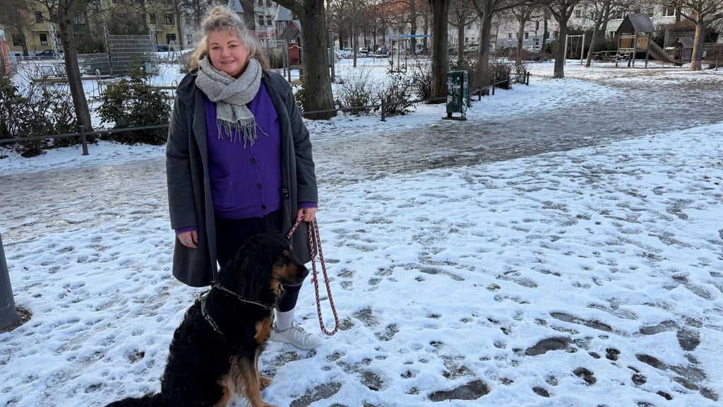 Die Magdeburgerin Cathrin Rabe mit ihrer Hündin Febe. In Stadtfeld dreht sie gerne ihre Mittagsrunde. Für die Betreuung im Tierhotel ist sie aber gerne bis nach Salbke gefahren. 