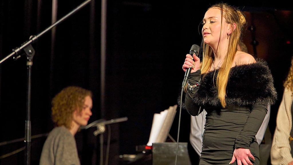Josefine Hanto, Schülerin an der Adam-Olearius-Schule, singt „Back to Black“ von Amy Winehouse. Begleitet wird sie von Stephaneerin Emma Knall am Klavier. Beide Schülerinnen fahren im Oktober nach Armenien.