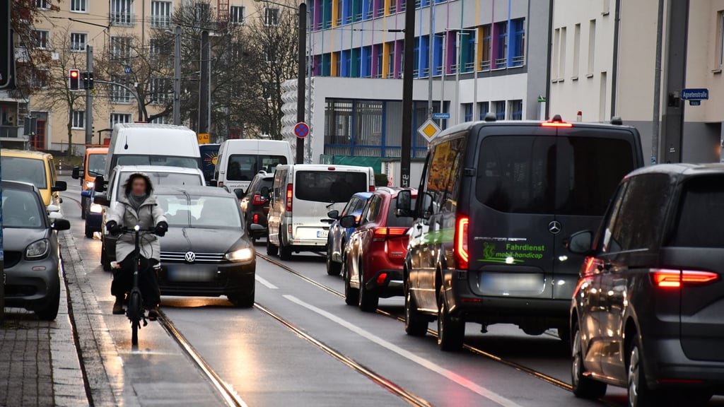Im Berufsverkehr ist die Agnetenstraße in Magdeburg nicht leicht zu überqueren.