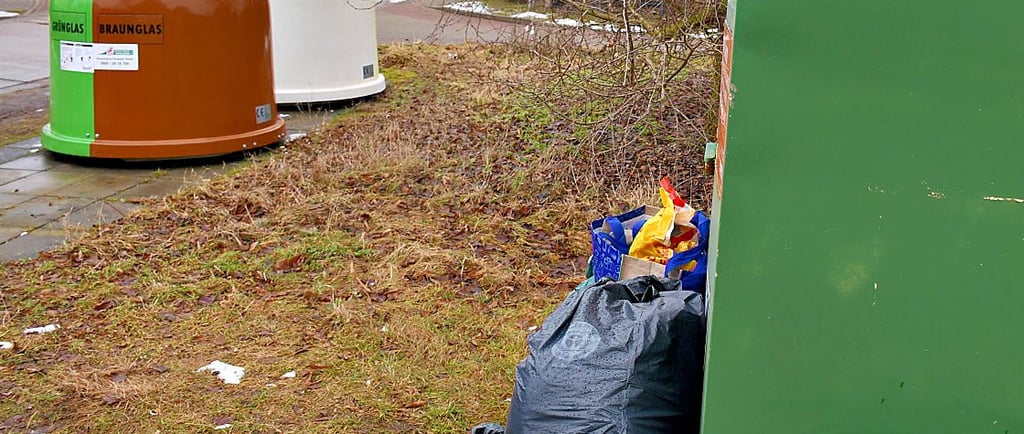 Auf dem Containerstellplatz an der Straße Breitenstein steht weiterhin eine Kleiderbox. Säcke lagen in den vergangenen Tagen davor. 