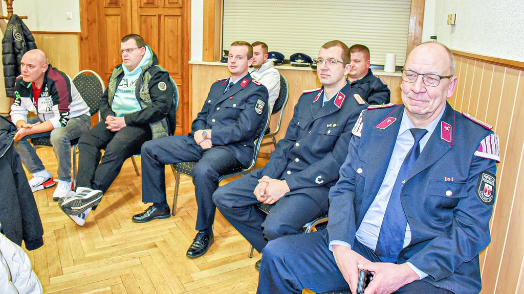 Stadtwehrleiter Steffen Bruchhardt (l.), sein Stellvertreter  Mathias Bahr und Kameraden der Ortswehren der Stadt Hecklingen verfolgten in der letzten Sitzung im Stadtsaal „Stern“ die Diskussion um die  Anschaffung von zwei neuen Löschfahrzeugen für Cochstedt und Groß Börnecke.