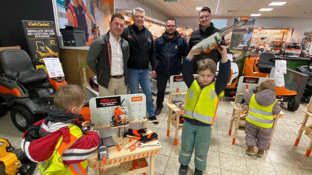 Christoph Eberhardt von der Firma Stihl, Andreas Börger, Patrick Bliesner und Jan Börger (hinten von links) freuen sich, dass die Werkbänke bei den Knirpsen so gut ankommen.