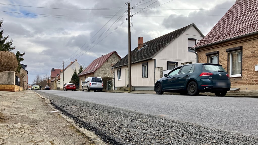 Die Harslebener Straße in Ditfurt hat 2025 einen neuen Straßenbelag bekommen. Dieser ist an manchen Stellen nun höher als der Gehweg. Auch darum will die Gemeinde die Bord- und Nebenanlagen sanieren. 