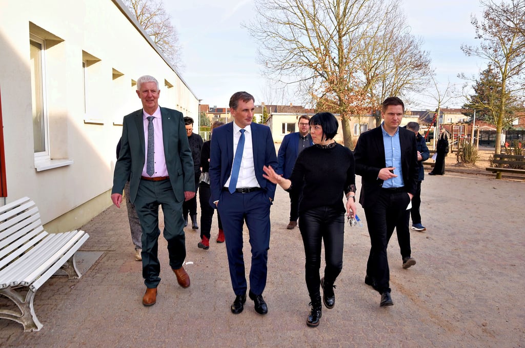 CDU-Landtagsabgeordneter Olaf Feuerborn, Minister Jan Riedel und Schulleiterin Sandy Hammer beim Rundgang durch die Grundschule.