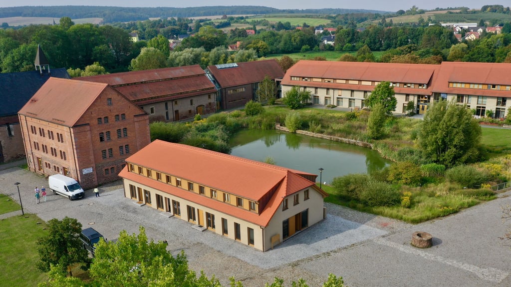 Der Unternehmerverband MSH hat seinen Sitz im Kloster Helfta. Als erstes Bauprojekt des Verbandes ist das neue Pilgerhaus entstanden (vorn Mitte).