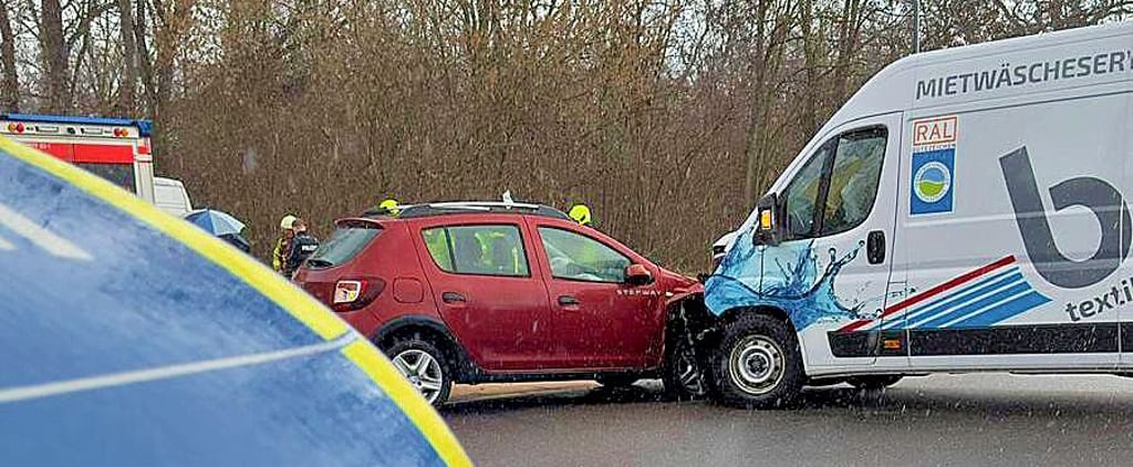 Im Kreuzungsbereich Leipziger Straße/An den Rohrwerken in Bitterfeld stoßen Dacia und Peugeot zusammen.
