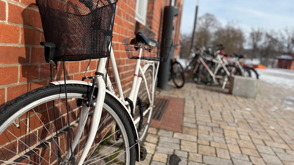 Am Bahnhof in Burg reichen die Stellplätze für Fahrräder nicht aus. An anderen Stationen im Jerichower Land ist die Situation noch schlechter.