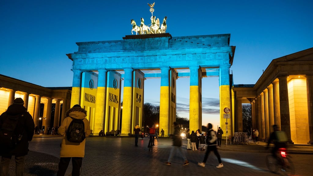 Wie schon 2022 soll das Brandenburger Tor auch vier Jahre nach Kriegsbeginn in den Farben der Ukraine angestrahlt werden. (Archivfoto)