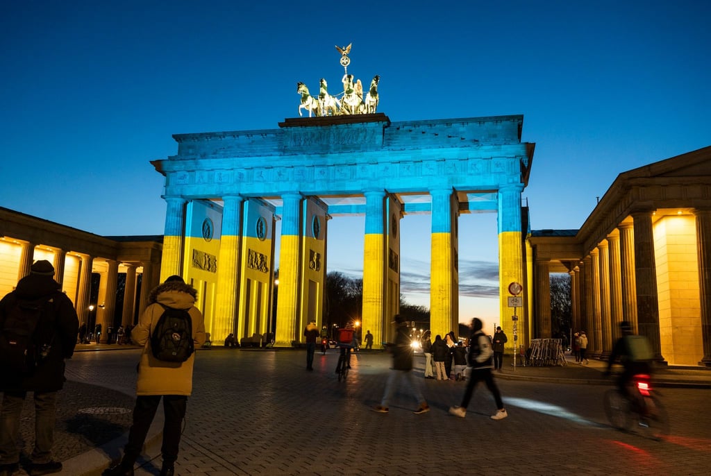 Wie schon 2022 soll das Brandenburger Tor auch vier Jahre nach Kriegsbeginn in den Farben der Ukraine angestrahlt werden. (Archivfoto)