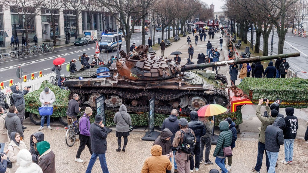 Passanten stehen 2023 vor einem in der Ukraine zerstörten russischen Panzer. (Archivbild)