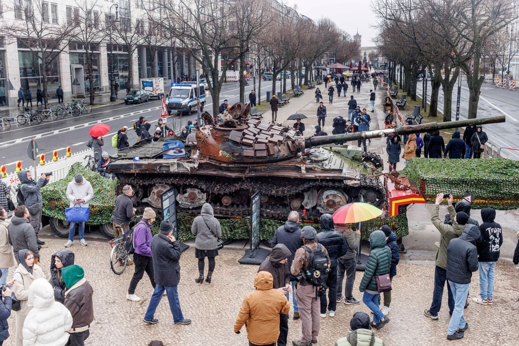 Passanten stehen 2023 vor einem in der Ukraine zerstörten russischen Panzer. (Archivbild)