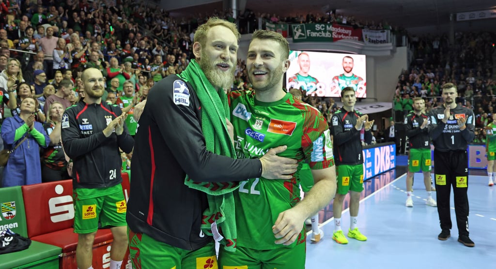 Matthias Musche und Lukas Mertens verkündeten vor dem Spiel gegen Minden unter dem Beifall der SCM-Fans und ihrer Teamkollegen ihre vorzeitigen Vertragsverlängerungen.