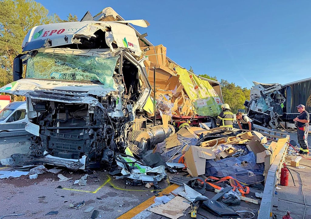 Der Lkw-Unfall auf der A9 legt am 30. April 2025 den Verkehr in der gesamten Region  lahm.