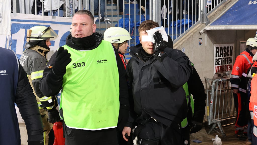 Bei den Ausschreitungen am Rande des Ost-Derbys zwischen dem 1. FC Magdeburg und Dynamo Dresden wurden im Januar 77 Polizisten verletzt.