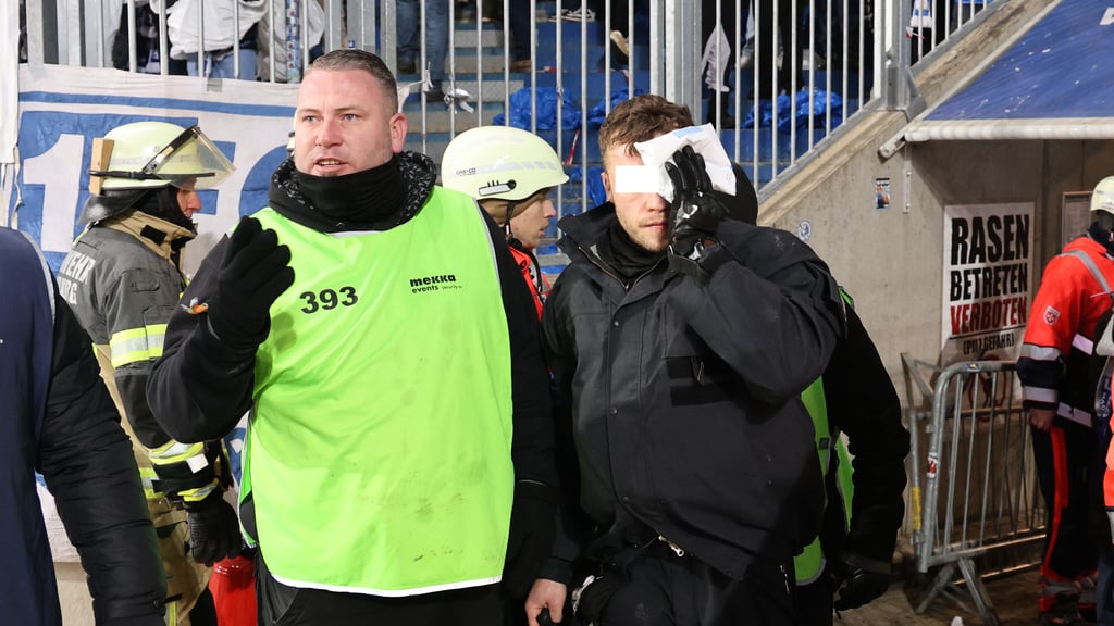Bei den Ausschreitungen am Rande des Derbys zwischen dem 1. FC Magdeburg und Dynamo Dresden wurden im Januar 77 Polizisten verletzt.