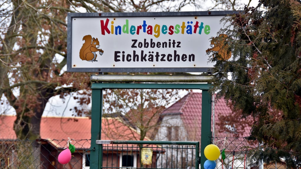 Das Schild der Kindertagesstätte „Eichkätzchen“ in Zobbenitz: Auch diese Einrichtung steht im Mittelpunkt der Debatte um das neue Kita-Entwicklungskonzept der Verbandsgemeinde Flechtingen.