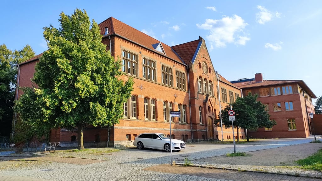 Der Zoff um die zeitnahe Ausschreibung und Neubesetzung des verwaisten Chefsessels am Fallstein-Gymnasium Osterwieck hat ein Ende: Das Landesschulamt hat unter anderem diese Position nun ausgeschrieben.