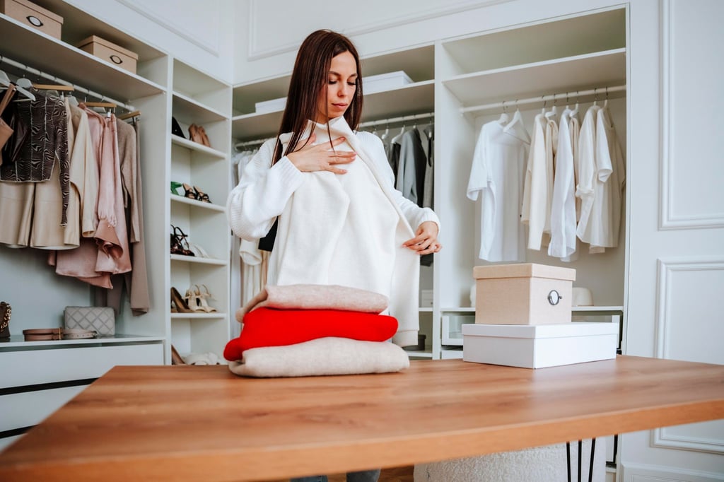 Weg damit? Der Saisonwechsel im Kleiderschrank lässt sich auch gut zum Aussortieren nutzen.
