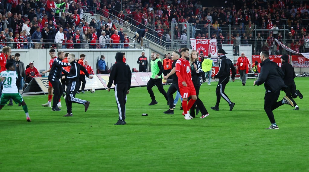 Beim Hinspiel zwischen dem Halleschen FC und Chemie Leipzig kam es nach dem Spiel zu chaotischen Szenen auf dem Spielfeld.