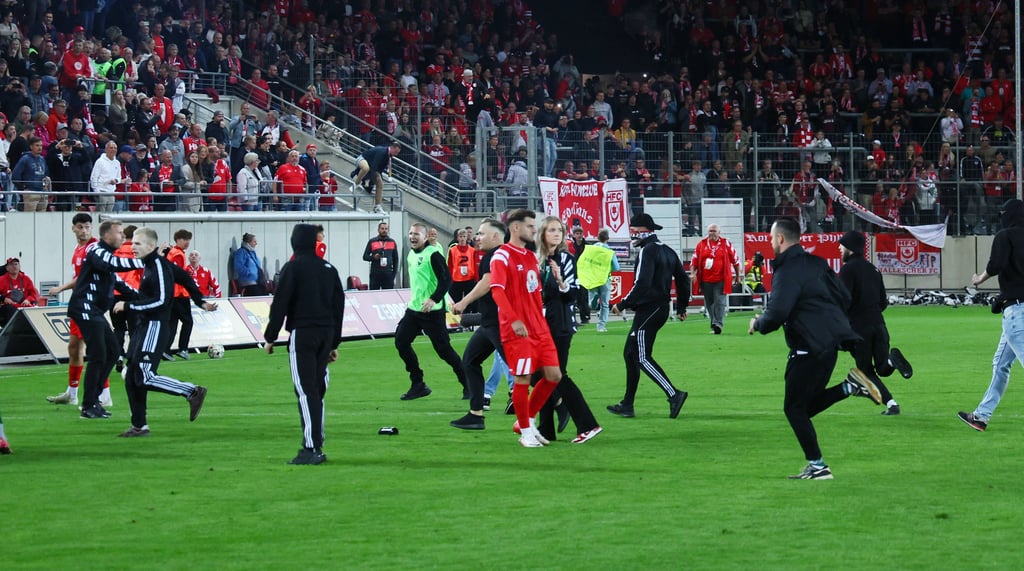 Beim Hinspiel zwischen dem Halleschen FC und Chemie Leipzig kam es nach dem Spiel zu chaotischen Szenen auf dem Spielfeld.