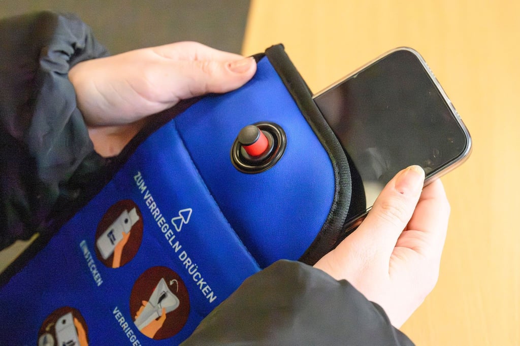 Die Hüllen sollen die Handynutzung reduzieren.