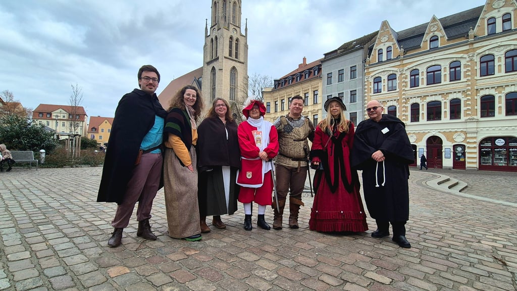 Die Merseburger Gästeführer verwandelten sich für die Sonderführung etwa in einen Mönch oder eine Magdfrau.