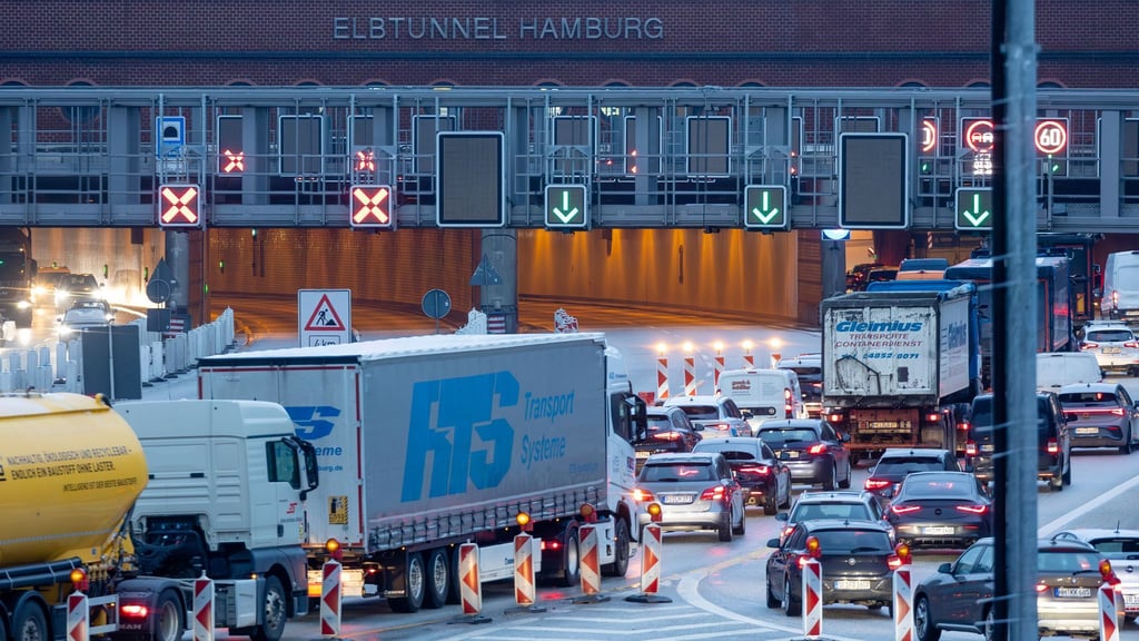 Laut Autobahn GmbH fahren im Schnitt täglich mehr als 120.000 Fahrzeuge durch den Elbtunnel.