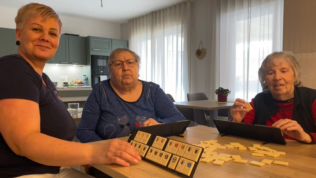 Christina Hoffmann (Mitte) und Rosemarie Schimming (r.) spielen mit Sabrina Warnecke, Mitarbeiterin der Tagespflege, Rummikub. 
