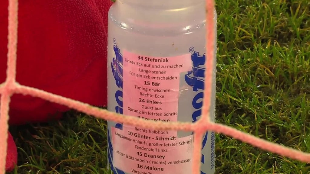 Trinkflasche mit Elfmeter-Zettel von Marius Funk.
