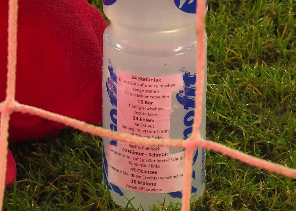Trinkflasche mit Elfmeter-Zettel von Marius Funk.