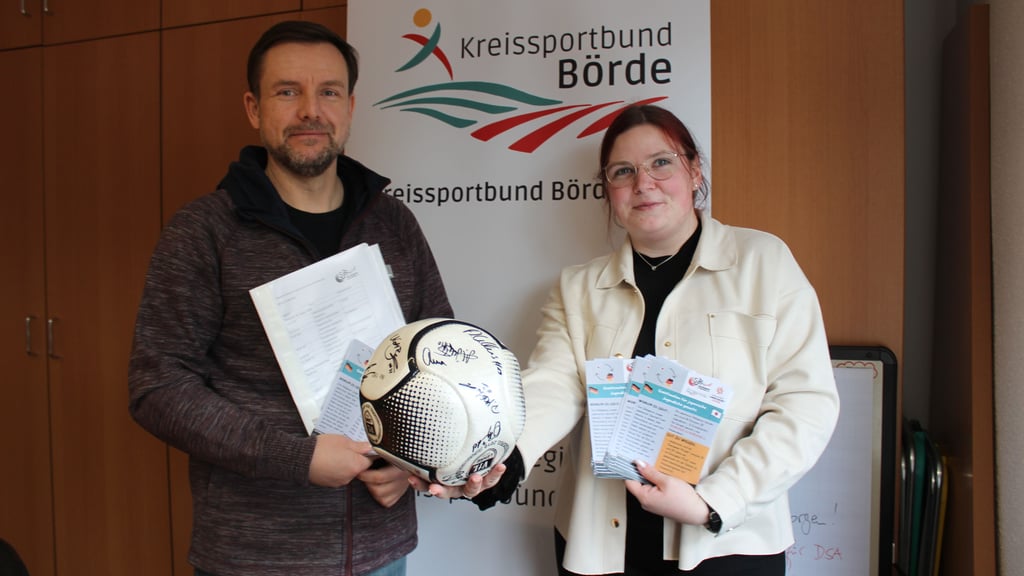 Gastfamilien gesucht: Der Kreissportbund (KSB) Börde benötigt für einen Sportaustausch noch Unterkünfte für japanische jugendliche. Bei Ann-Kathrin Husar (r.) und Florian Bortfeldt aus der KSB-Geschäftsstelle in Haldensleben kann sich gemeldet werden. 